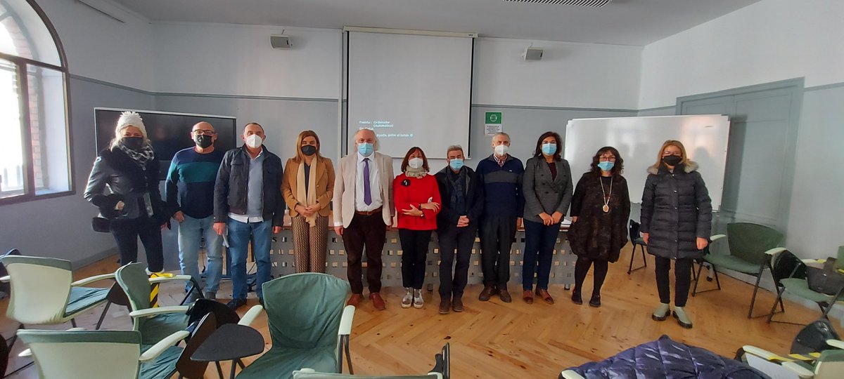 MaCrisLoBe's tweet photo. Después de una mañana muy fructífera conociendo los proyectos de los profesores honoríficos colaboradores terminamos el acto provincial con esta foto de familia @CFIEdeLeon #formacionCyL https://t.co/4uBD5DNQXm