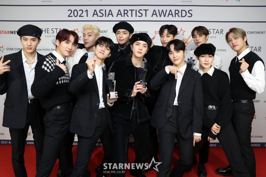 THEBOYZUnionBR's tweet photo. The Boyz com os dois prêmios dele do 2021 AAA (Asia Celebrity Award e Best Musician) 😭 
Muito orgulhosa dos nossos meninos 🥰🥰🥺🥺🥺🥺 https://t.co/n7M2Mt5aKn