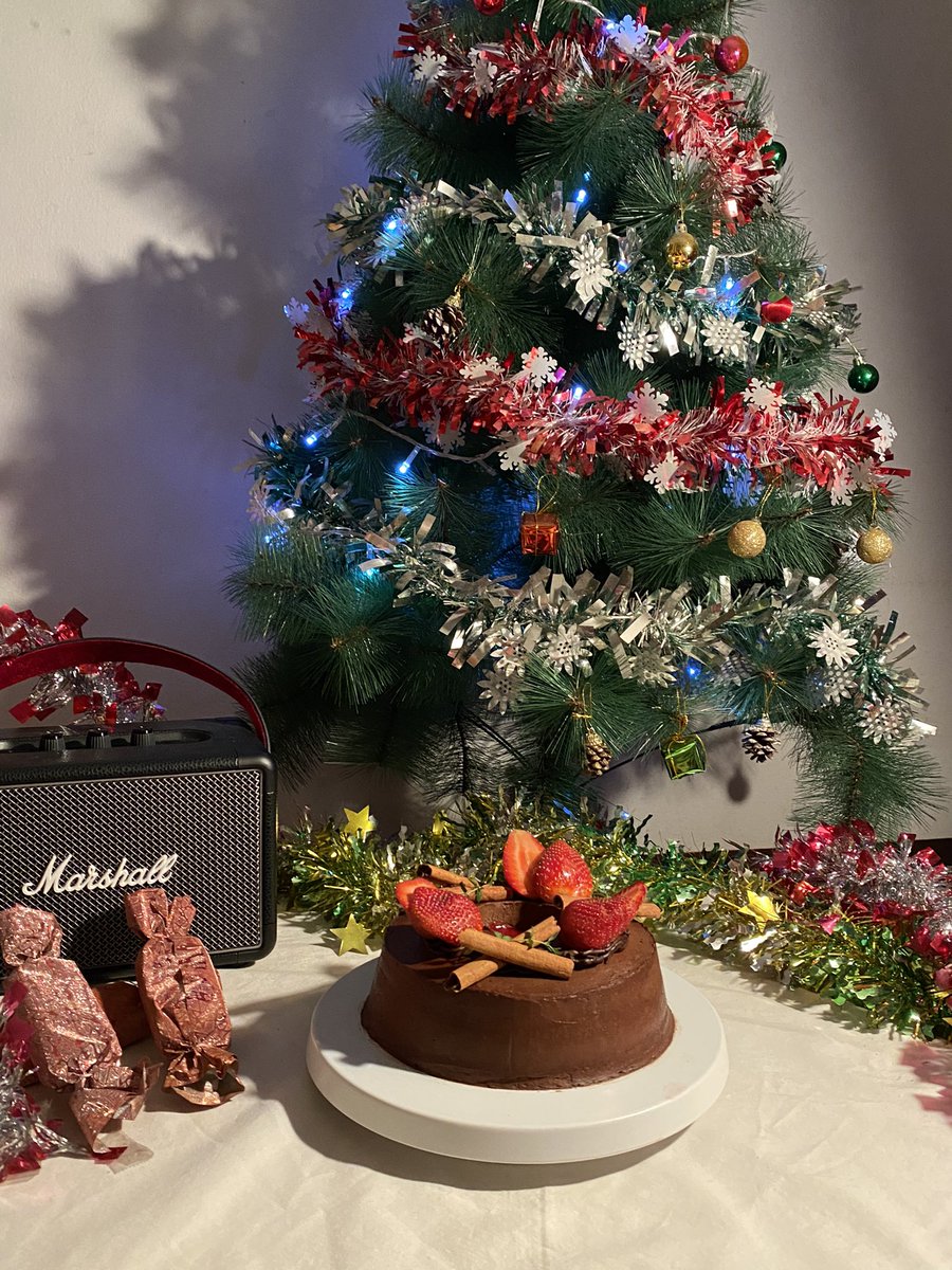 Make_abakee's tweet photo. Christmas is coming 🎄🎅🏼 ตัวนี้เป็นเค้กธีมคริสมาสอีกเช่นเคยค่า เค้ก “ครีมชีสแครบเบอรี่” มาพร้อมช็อคโกแลตและแยมแครนเบอรี่ น้องน่ารักมาก ฝากติดตามในไอจีด้วยน้า #Christmas #christmasiscoming #ChristmasEveL #เค้กมินิมอล #ของอร่อยบอกต่อ #ฝากร้าน #รีวิวเชียงใหม่ #คาเฟ่เชียงใหม่ #คาเฟ่ https://t.co/bwximVDRS7