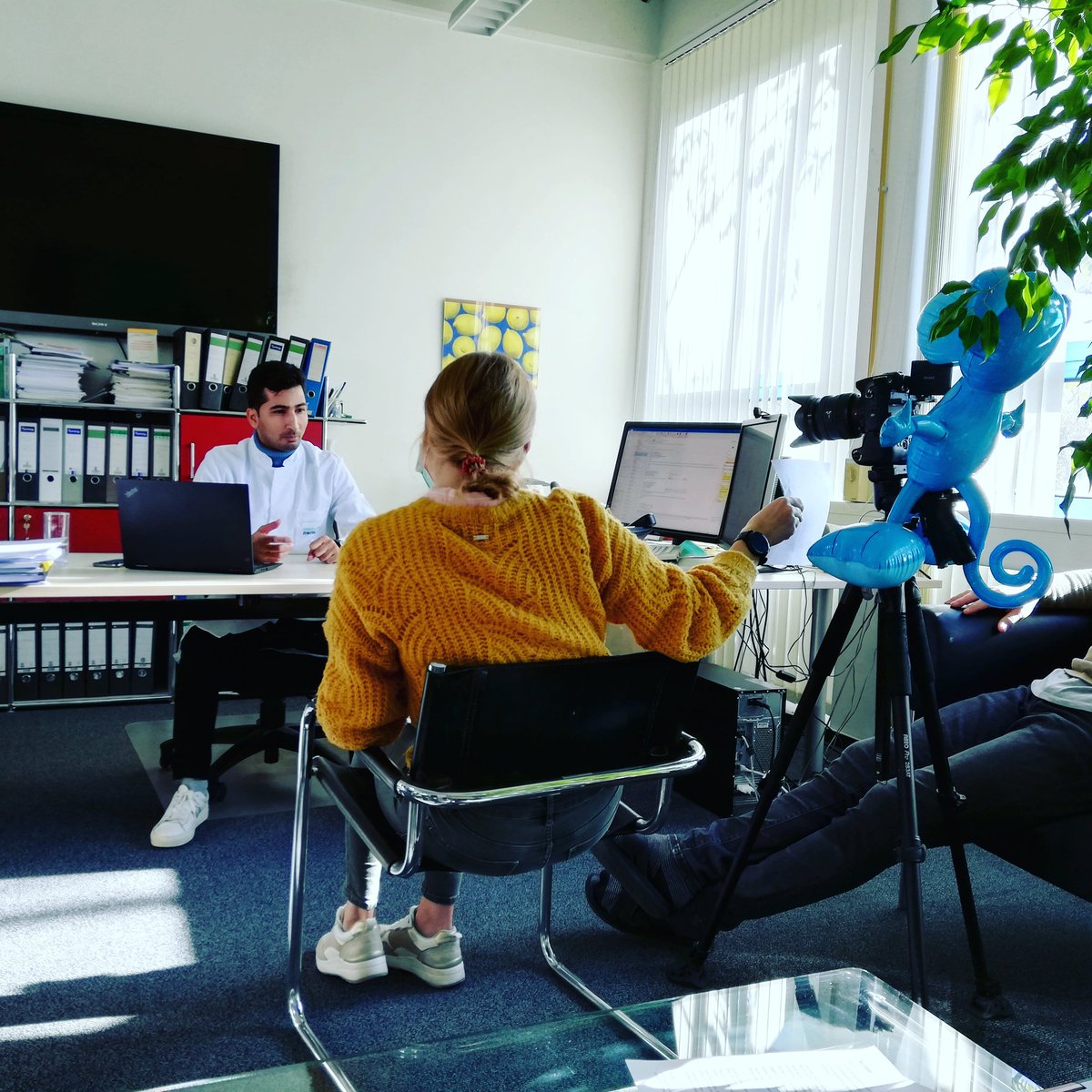 N4M_ysa's tweet image. We work on bringing mechanobiological research #frombenchtobedside by hosting the competition #youngscientistaward.
Today, we want to share a snap from our video shoot. What did we shoot? And why is our cameraman a blue inflatable monkey? Stay tuned if you want to find out 🤓