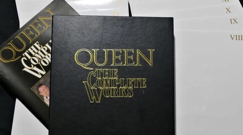 QueenFranceFC's tweet photo. Le 2 décembre 1985 sort "The Complete Works". Il regroupe les 11 premiers albums studio de Queen, le "Live Killers" et un 33 tours bonus “Complete Vision”
#TheCompleteWorks #Queen #FanDeQueenFr #QueenFranceFanclub
▶️https://t.co/aPLDDG59mH https://t.co/SlAyXVkK4o