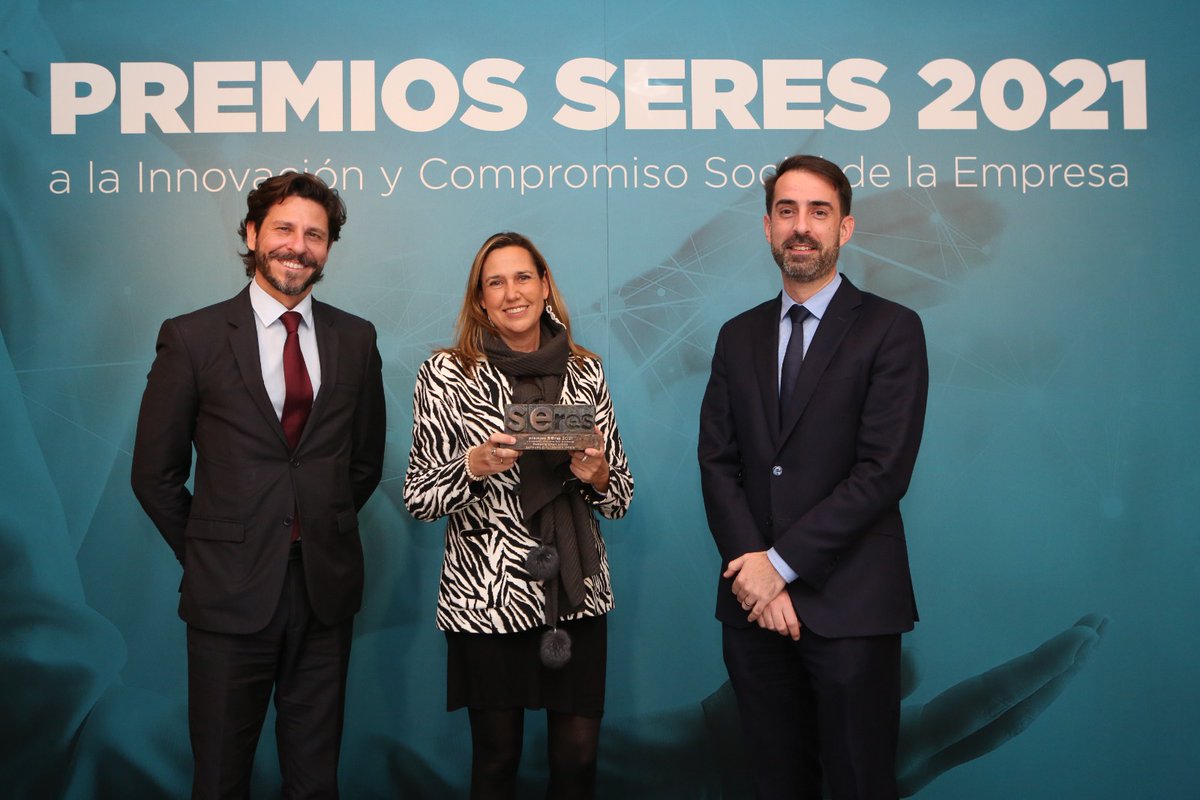 SamsungEspana's tweet photo. Muchas gracias por el reconocimiento de #PremiosSERES2021 a #SamsungSmartSchool 👏👏 con el que  impulsamos el aprendizaje a través de la #tecnología.

 #TecnologíaConPropósito 💙
#RADARSERES https://t.co/GyRDJIq0gh
