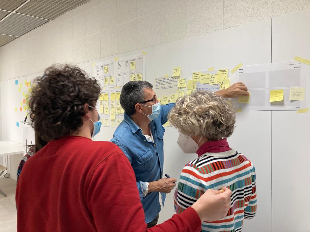 Fractal_UXSD's tweet photo. Finalizado el #curso de #DesignThinking para entidades sociales que hemos tenido el gustazo de impartir en el @LAAAB, sólo nos queda dar las gracias. ¡Nos vemos en la próxima! 🚀 https://t.co/8wUxCdxpfi