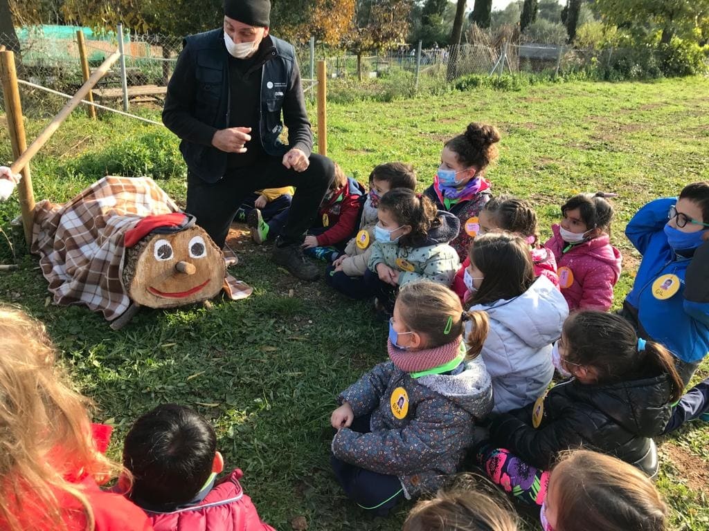 epiasabadell's tweet photo. ANEM A BUSCAR EL TIÓ
Ahir els nens i nenes de P5 vam anar d'excursió a la Masia de Can Deu a buscar els Tions d'Infantil!!
Ha sigut molt emocionant i ens ha agradat molt que ens expliquessin la història del Tió de Nadal.
#P5PIASABADELL
#INFANTILPIASABADELL https://t.co/LHQzId4WSN