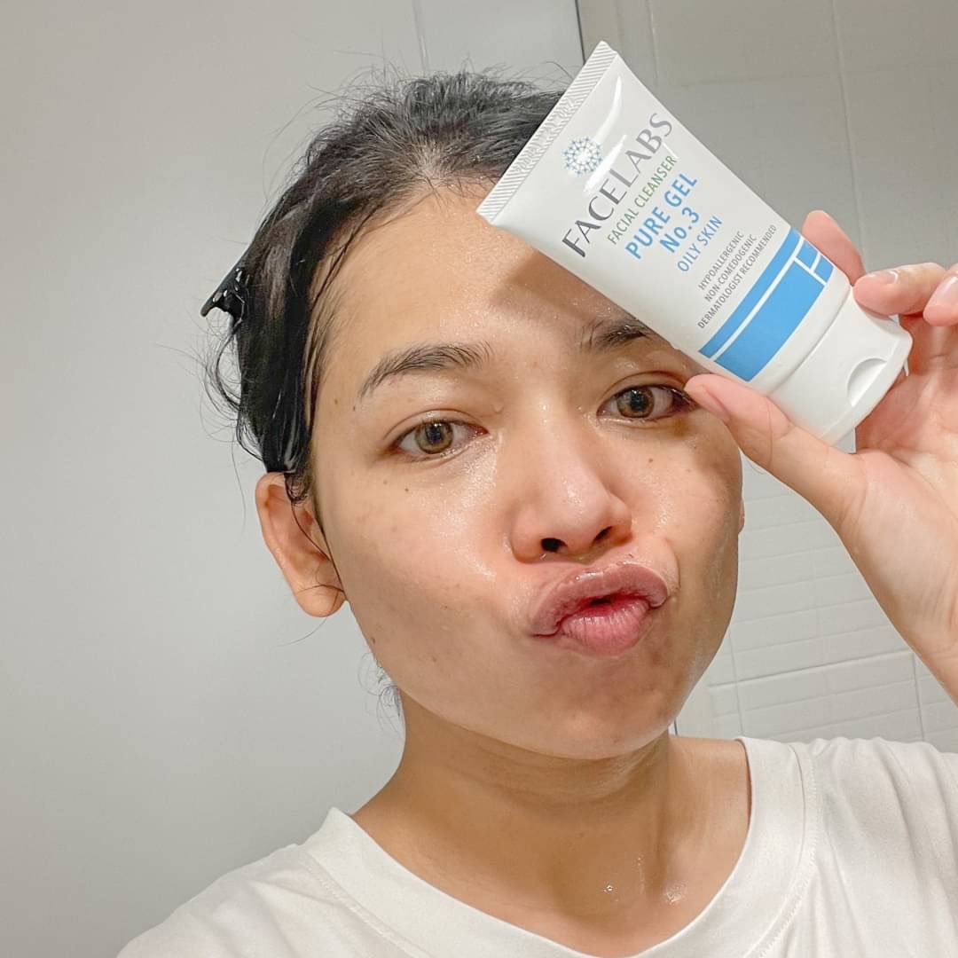ChaliReviews's tweet photo. เป็นเจลล้างหน้าที่อยากแนะนำอีกตัวหนึ่งเลย ของ Facelabs เราใช้สูตร 3 สำหรับคนเป็นสิว และผิวแพ้ง่าย เป็นเวชสำอางค์ที่อ่อนโยนมาก ปราศจากสารที่ก่อให้เกิดอาการแพ้ เนื้อเจลใส เวลาล้างให้ความรู้สึกเย็น ล้างหน้าสะอาด หน้าไม่เอี๊ยด หาซื้อได้ที่ Watsons #ใช้ดีบอกต่อ https://t.co/SAvHaIJUry
