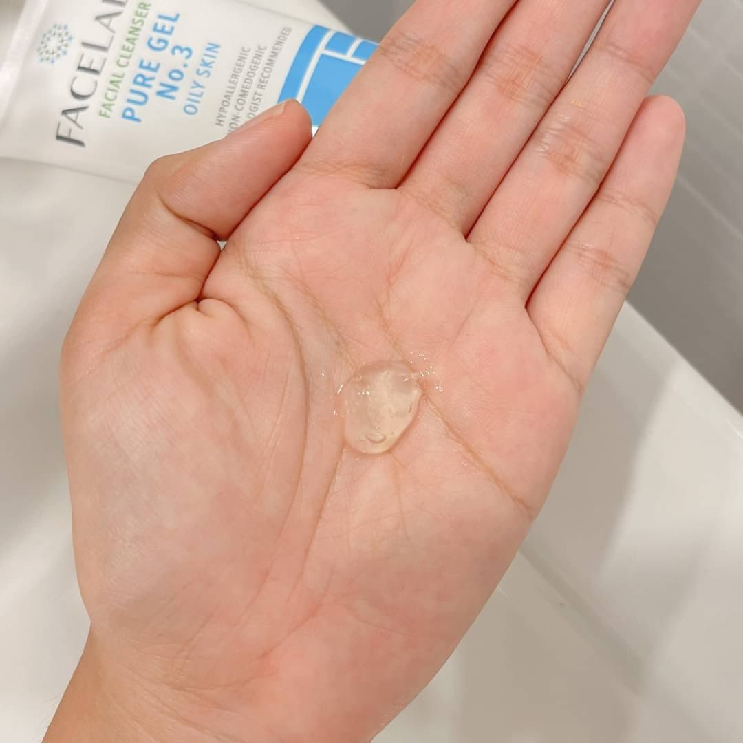 ChaliReviews's tweet photo. เป็นเจลล้างหน้าที่อยากแนะนำอีกตัวหนึ่งเลย ของ Facelabs เราใช้สูตร 3 สำหรับคนเป็นสิว และผิวแพ้ง่าย เป็นเวชสำอางค์ที่อ่อนโยนมาก ปราศจากสารที่ก่อให้เกิดอาการแพ้ เนื้อเจลใส เวลาล้างให้ความรู้สึกเย็น ล้างหน้าสะอาด หน้าไม่เอี๊ยด หาซื้อได้ที่ Watsons #ใช้ดีบอกต่อ https://t.co/SAvHaIJUry