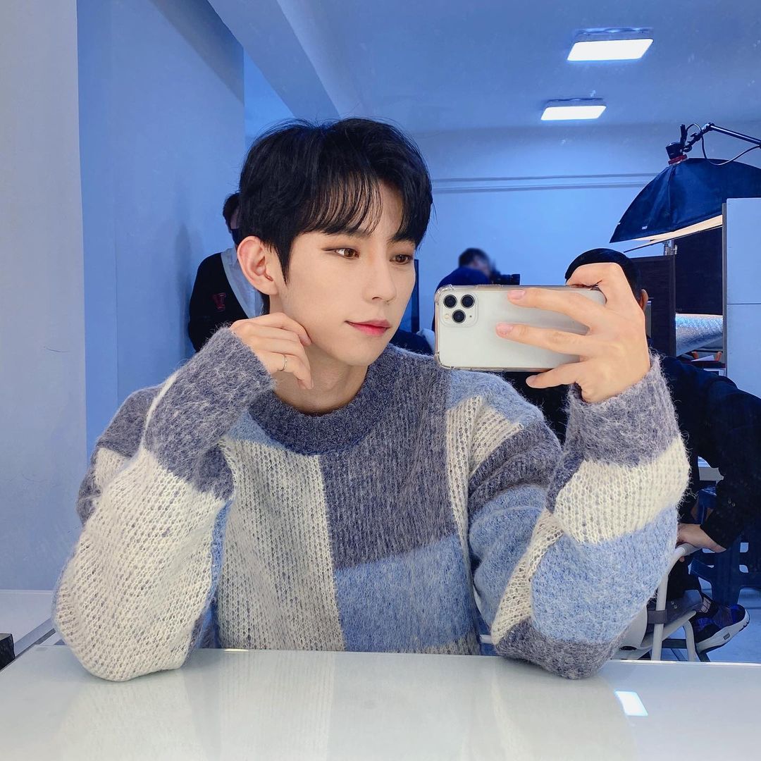 ParaguayTriger's tweet photo. [TRIGER] 📸 02.12.2021

Chocolate cake &amp; Americano. The day I want to drink it.☕️🍩

▫️▫️▫️▫️

 #Shawny #Rio #SharkT #Ato #Roa  #트리거  #triger #triger_official   #triger_paraguay #busted #debut #kpop #kpopers #idol #corea #paraguay  
@triger_official

Admi: Lili🤍 https://t.co/sc0NYqypFP