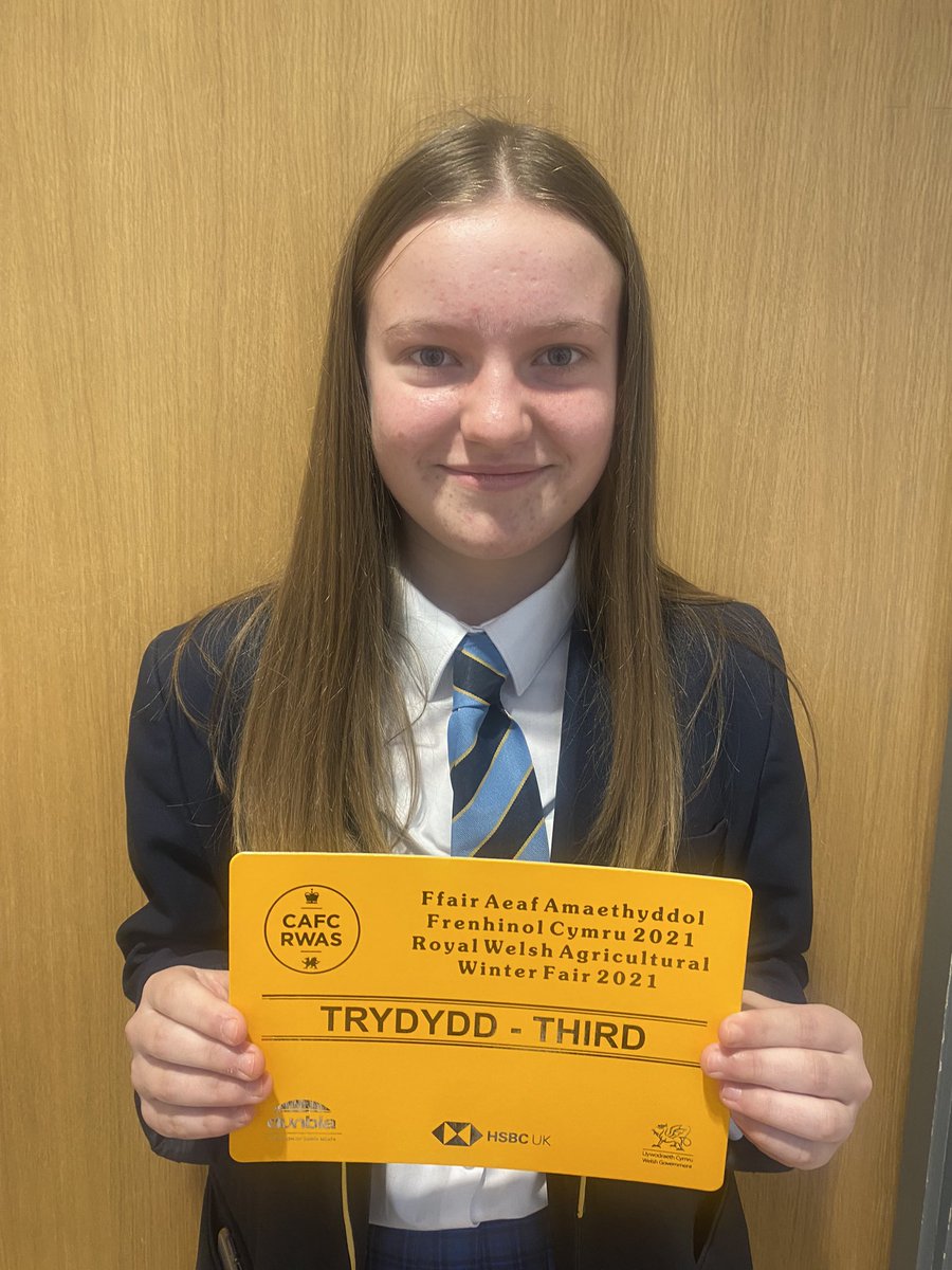 ygc_10's tweet photo. Llongyfarchiadau i Lleucu Williams bl10 ar ei llwyddiant yn y gystadleuaeth barnu wyn gyda’r CFfI yn y Ffair Aeaf.
Congratulations to Lleucu Williams yr10 on her success in the YFC lamb judging competition at national level in the Winter Fair in Builth @YsgolGlanClwyd @Clwydyfc https://t.co/NLHqfNqQBR