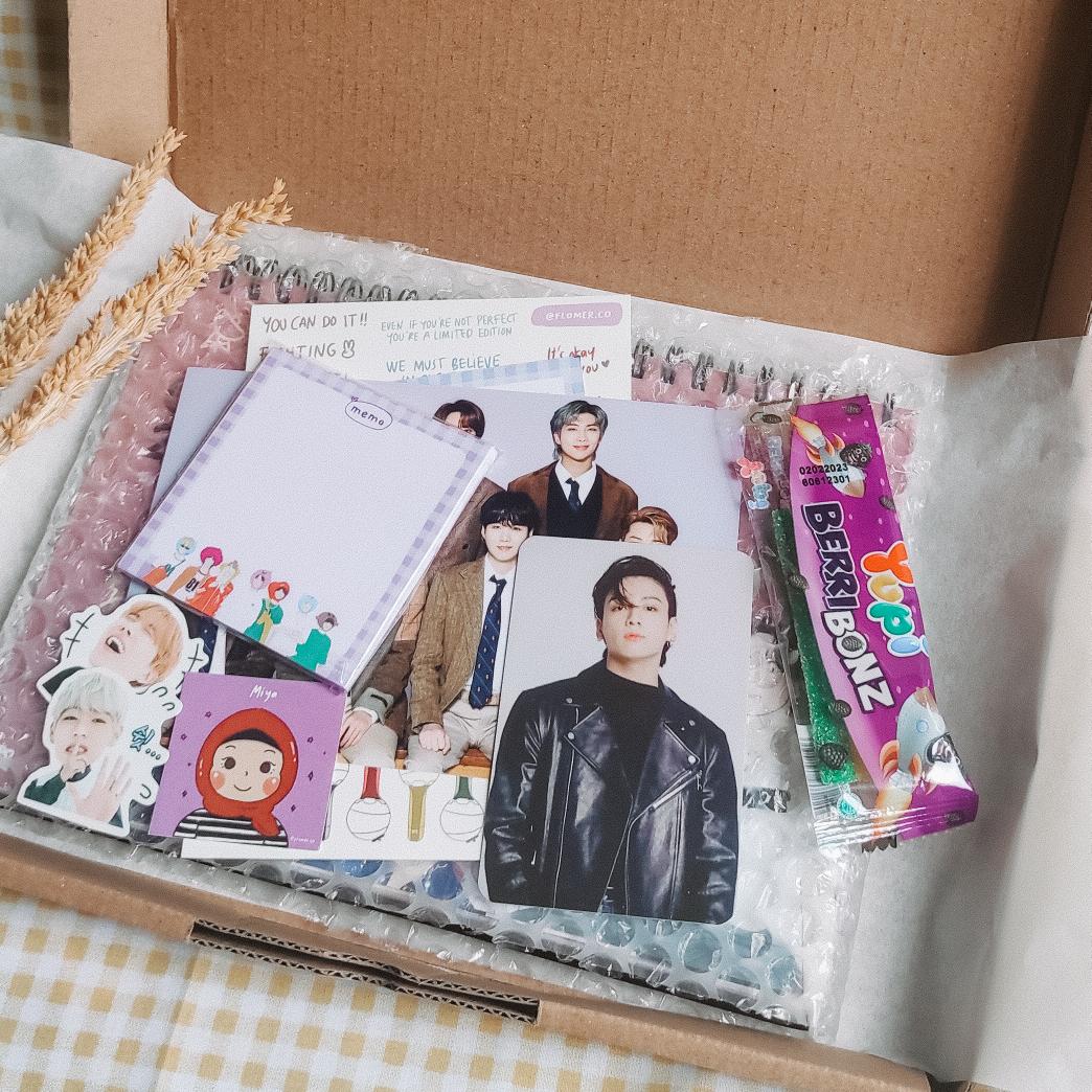FlomerCo's tweet photo. KALENDER MEJA BTS 2022
uk. 14.8 x 21cm
Bahan: Artcarton 260gr Glossy
π FREEBIES
- 1 pc Photocard
- 1 pc Photo Group 4R
- 1 pc Memopad
- 1 pc Sticker Planner A6
SHOPEE : https://t.co/NMjJDqp8Bt
COCOK BANGET UNTUK KADO β¨
#kalenderbts #kalender2022 https://t.co/MscXcMlymx