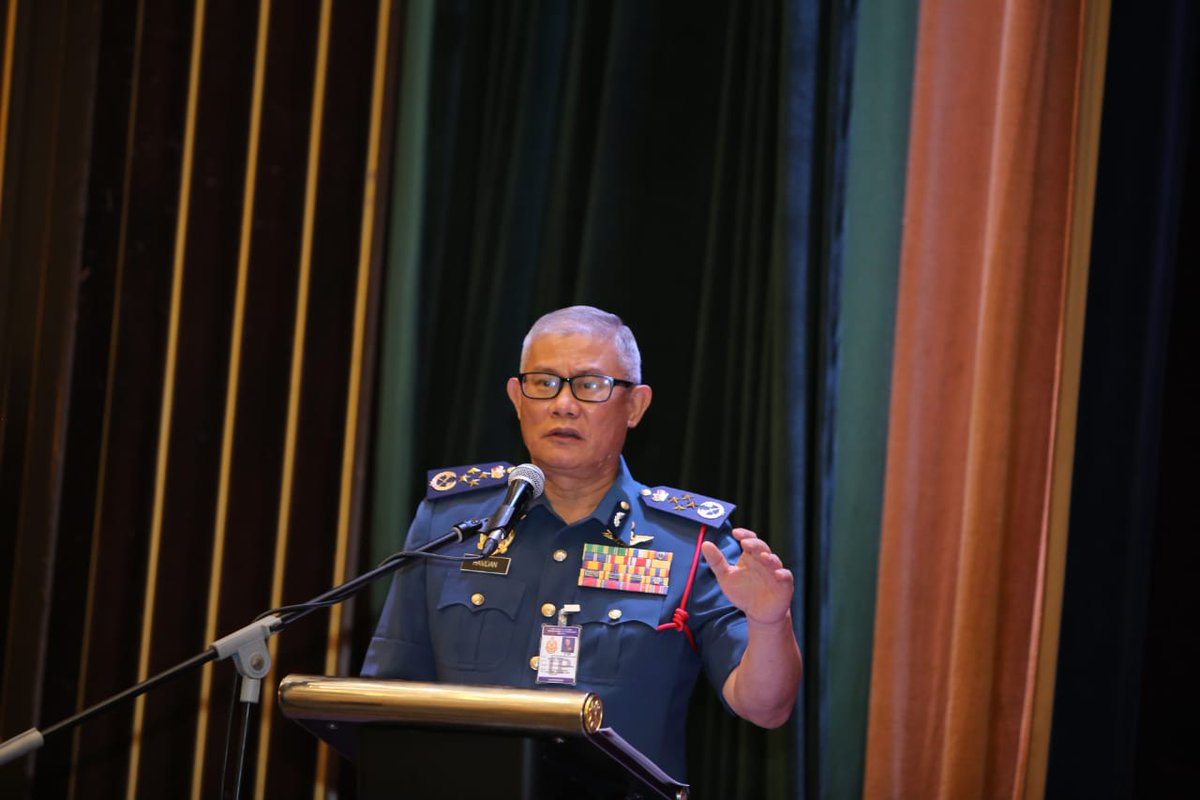 KP_bombaJBPM's tweet photo. 2.12.2021 Menyempurnakan Perasmian Persidangan Perwakilan Dwi Tahunan Kali Ke-22 Kesatuan Pekerja Bomba dan Penyelamat Semenanjung Malaysia pada hari ini. Terima kasih di atas kesudian YBhg Dato' Hj Adnan bin Mat Presiden CUEPACS hadir bersama di dalam persidangan ini. https://t.co/sTNEthaANQ