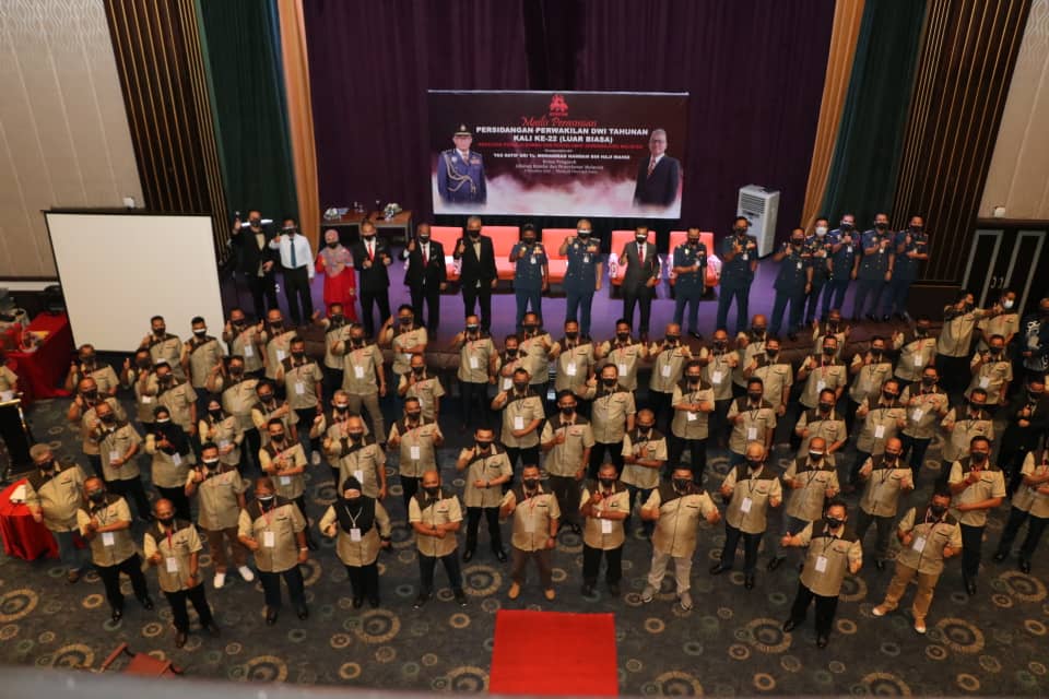 KP_bombaJBPM's tweet photo. 2.12.2021 Menyempurnakan Perasmian Persidangan Perwakilan Dwi Tahunan Kali Ke-22 Kesatuan Pekerja Bomba dan Penyelamat Semenanjung Malaysia pada hari ini. Terima kasih di atas kesudian YBhg Dato' Hj Adnan bin Mat Presiden CUEPACS hadir bersama di dalam persidangan ini. https://t.co/sTNEthaANQ