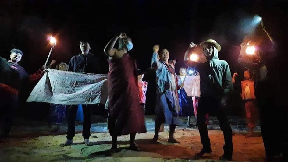 boiharianna's tweet photo. Peaceful Night Strike to overthrow the Military Dictatorship by Buddhist monk and locals from #PyiGyiDagon township, #Mandalay.

#WarCrimesOfJunta
#Dec2Coup 
#WhatsHappeningInMyanmar https://t.co/XVvGXVHr64