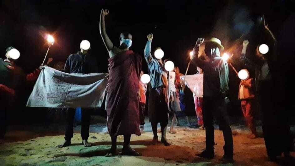 boiharianna's tweet photo. Peaceful Night Strike to overthrow the Military Dictatorship by Buddhist monk and locals from #PyiGyiDagon township, #Mandalay.

#WarCrimesOfJunta
#Dec2Coup 
#WhatsHappeningInMyanmar https://t.co/XVvGXVHr64