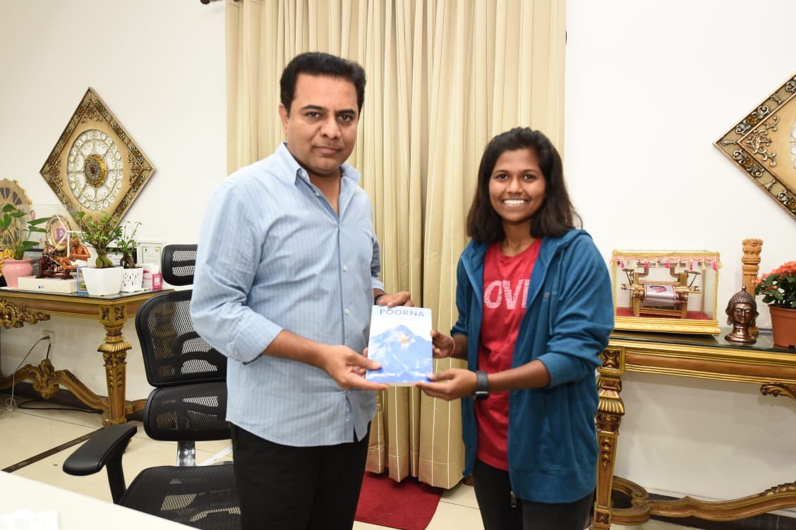 MinisterKTR's tweet photo. 2014 లో అతి పిన్న వయస్సులోనే ఎవరెస్ట్ అధిరోహించిన బాలికగా రికార్డు సృష్టించిన తెలంగాణకు చెందిన ప్రముఖ పర్వతారోహకురాలు మలావత్ పూర్ణ ఈరోజు మంత్రి @KTRTRS ను కలిశారు. ఈ సందర్భంగా తన జీవితం ఆధారంగా వచ్చిన "పూర్ణ" పుస్తకాన్ని మంత్రికి అందించారు. https://t.co/zlAo9Yd2kZ