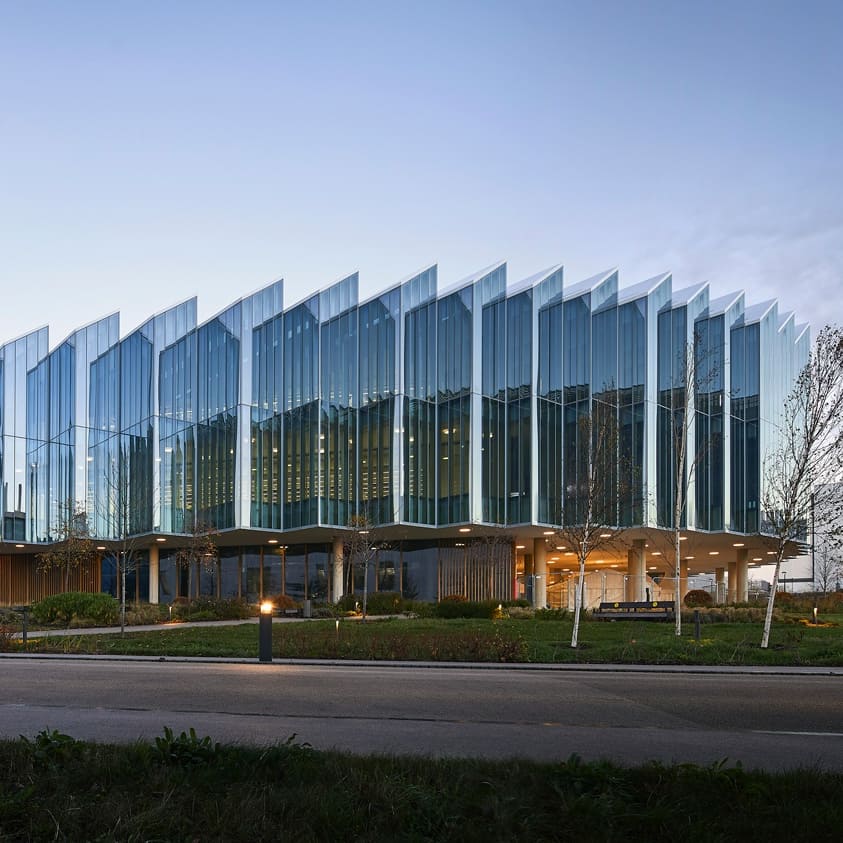 avontuura's tweet photo. .@HerzogdeMeuron complete new Discovery Centre for AstraZeneca.
.
The new building is a triangular glass disc with rounded edges that loosely follows the shape of the site.
.
https://t.co/s87l1B2j3Y https://t.co/VbJoPCToDj
