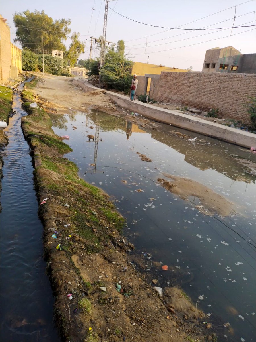 ShabbirAliBugt1's tweet image. ڈیرہ بگٹی کے شہر سوئی میں ہر طرف سیوریج لائن ٹوٹنے کی وجہ سے گندگی کے ڈھیر ، سانس لینے کی دشواری اور مختلف بیماریوں میں مبتلا 
 مونسپل کمیٹی کے لوگ منظر عام سے غائب۔ 
#CorruptLocalGovtDerabugti 
@jam_kamal @BugtiGohram