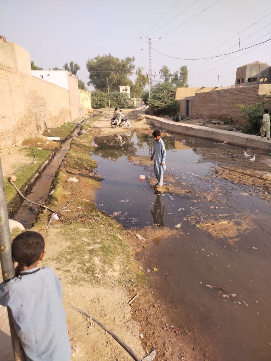 ShabbirAliBugt1's tweet image. ڈیرہ بگٹی کے شہر سوئی میں ہر طرف سیوریج لائن ٹوٹنے کی وجہ سے گندگی کے ڈھیر ، سانس لینے کی دشواری اور مختلف بیماریوں میں مبتلا 
 مونسپل کمیٹی کے لوگ منظر عام سے غائب۔ 
#CorruptLocalGovtDerabugti 
@jam_kamal @BugtiGohram