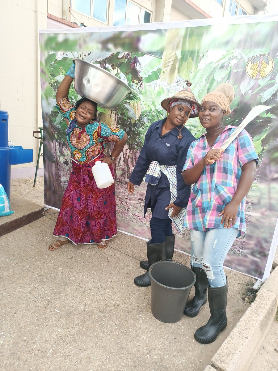 analimbeychris's tweet image. #CocoaFarmer
#HappyFarmersDay

Every retweet and like is equal to a bar of Chocolate. Oh yes!!!!