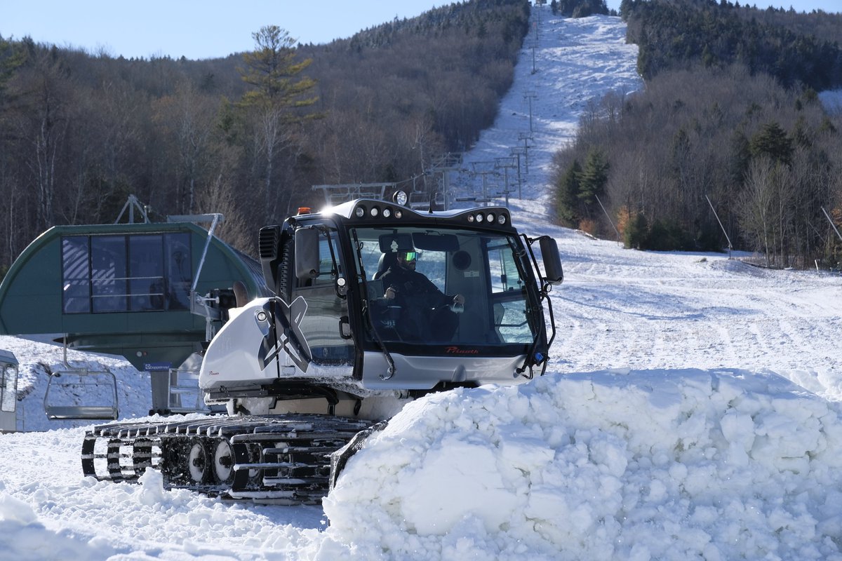 📢 Friday, December 3 at 9:00am we will begin loading our first chairs of the 2021-22 season! 
Please refer to our snow report for updates, trail count and additional pertinent information. We will be skiing and riding on top to bottom runs and can’t wait to shred with you!