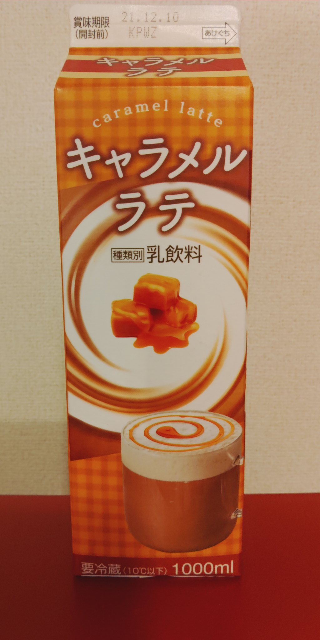 グレン ちなみに 私が100円ローソンでいつも買うのはコレ キャラメルラテ 私 甘ったるいのが大好きなんですよ コーヒーはブラックしか飲まない苦党の友達に コレいつも買ってる て写真を見せたら あー 絶対ムリ て ローソン100 100円