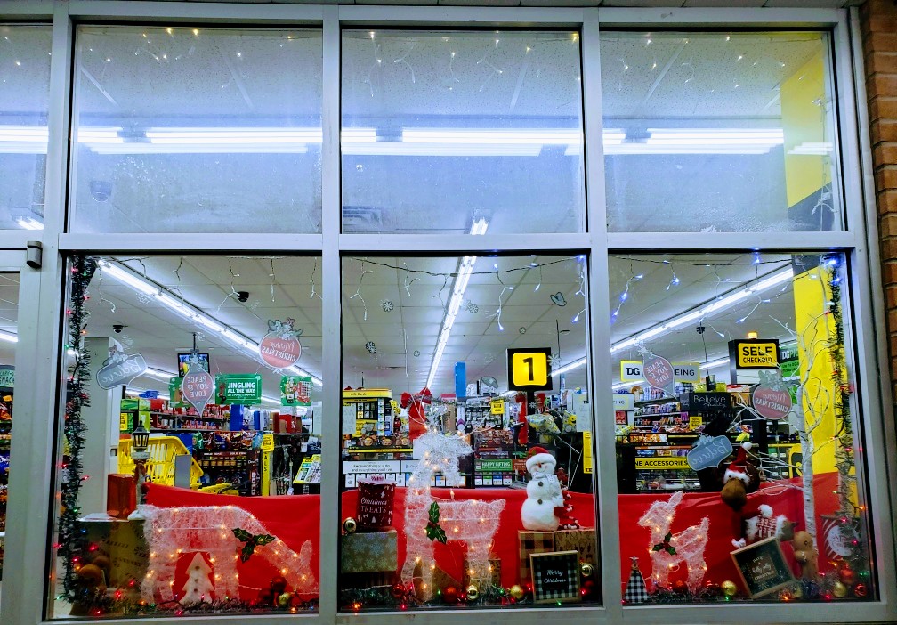 Cumberland_IN's tweet photo. Our Cumberland Dollar General is festive! #OfficialEntry #ShineBright https://t.co/u76IAq0hQZ