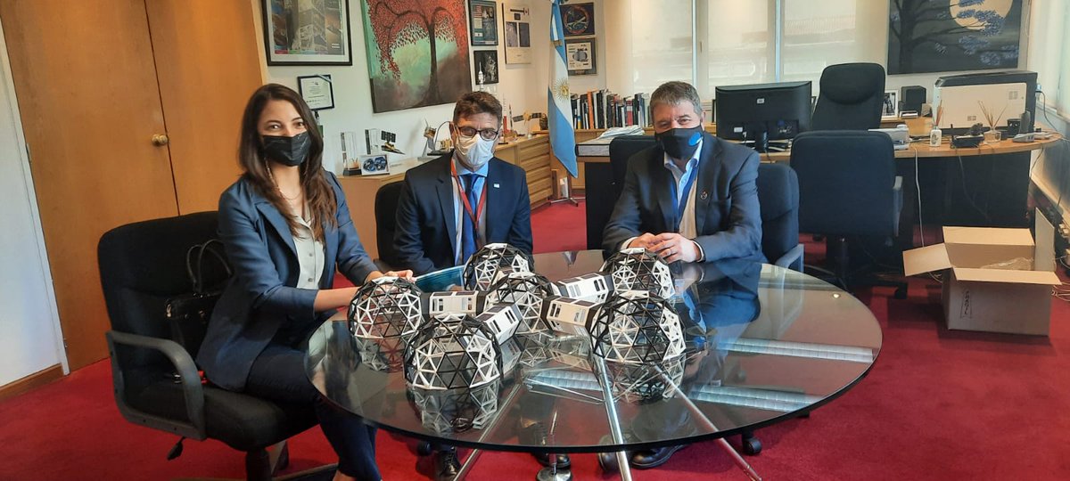 solar54ar's tweet photo. Reunión de trabajo en @CONAE_Oficial junto a su presidente @RKulichevsky. Se realizo entrega de modelo a escala del proyecto y se coordinaron líneas de trabajo  en conjunto para el 2022 en #LARIOJA @Mintrabajolr @CienciaLaRioja @mrmartingonzalo @FedericoRBazan1 @javiertineo 👏👏 https://t.co/JfN7jMEc44