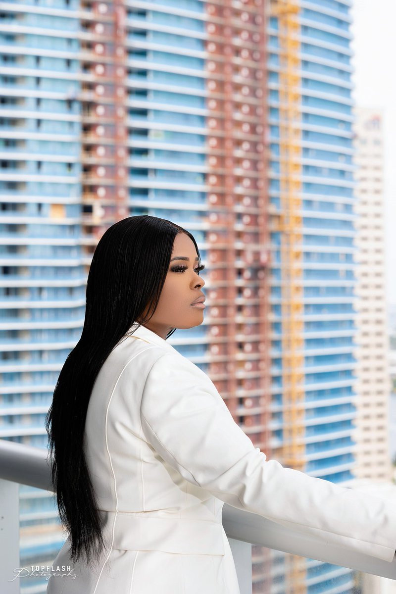 KamaraStokes's tweet photo. “She understood that the hardest times in life to go through were when we were transitioning from one version of yourself to another.” How it started vs how it’s going. 💖
..
#TBT #KamaraStokes #SheBuilds #SheFunds #womeninconstruction #realestatedeveloper #womeninbusiness https://t.co/9kGo0cZREu