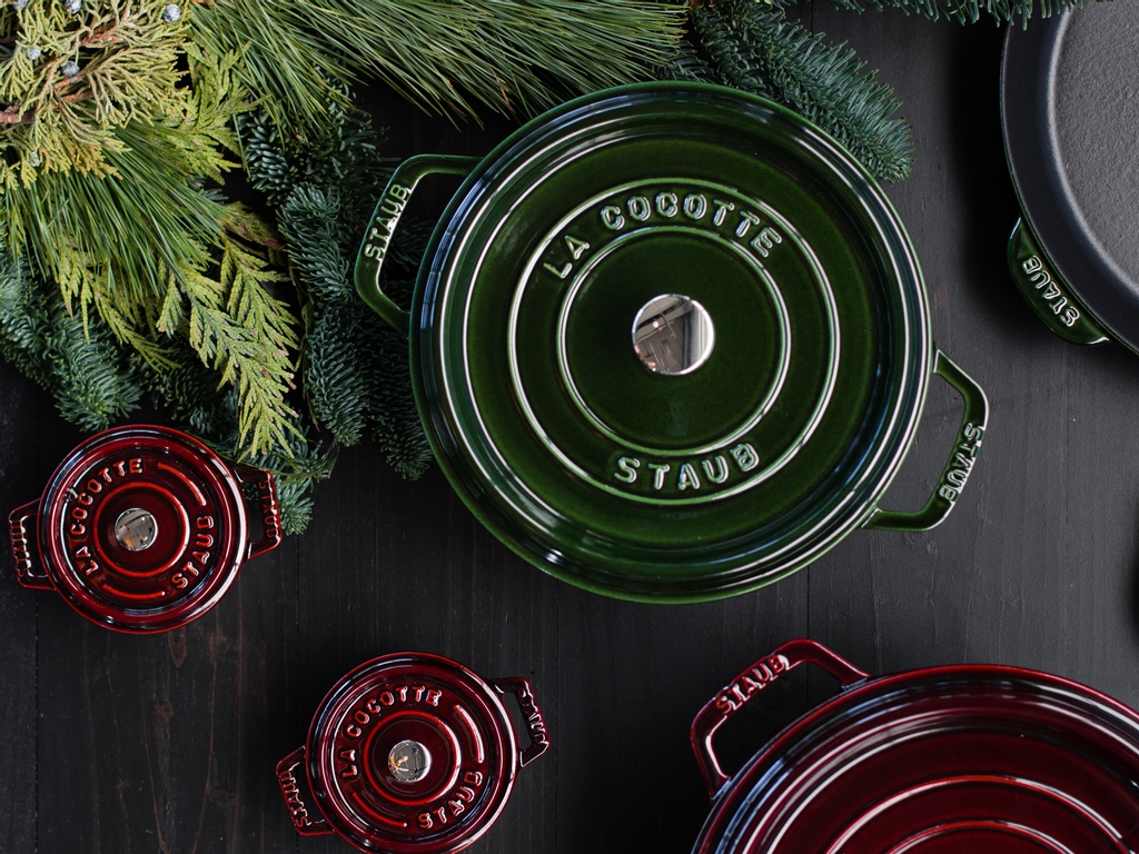LocalRoot221's tweet image. Get in the holiday spirit with festive Staub cocottes, cookware, and bakeware! Their iconic cast iron is perfect for slow roasts, holiday feasts, and everyday use 🧑‍🍳

Shop Staub cookware &amp;amp; bakeware: l8r.it/5rh8
.
.
.
#localroot #staub #frenchmade #cocotte #rooster
