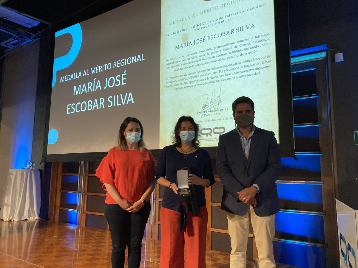 La Seremi <a href="/majose_escobar/">Maria Jose Escobar</a> recibió hoy la Medalla al Mérito Regional 🏅2021 otorgada por <a href="/CRCPValpo/">CRCP Valpo</a> por su contribución al ecosistema regional vinculando a la empresa 🧑‍🏭con el mundo de la ciencia 🧬 y la academia 👩🏻‍🏫