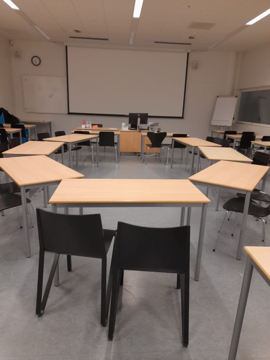 digipointvantaa's tweet image. Tänään AMK-kokeilun viikkotapaamisessa oli ohjelmassa paljon keskustelua, joten järjestelimme pöydät keskustelua tukevaan muotoon. Lopputulos: Keskustelu sujui huomattavasti paremmin! Toivottavasti siirtely ei häirinnyt naapureita 😄 #digipoint #6aika