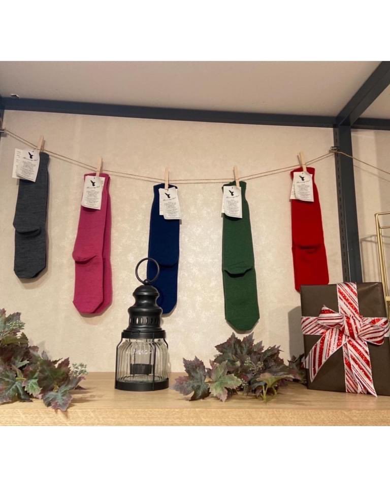 GOHOBI_Kyoto's tweet photo. 「メリノ種」という種類の羊毛「メリノウール」を使った靴下🧦
*高い保温性・伸���性に優れている
*撥水性があり汚れにくい
*速乾性に優れている
*型崩れがしにくい
*色落ちしにくい
#GOHOBI #京都 #gohobi京都三条寺町店 #メリノウールゆるあったかソックス #日本製 #hummingbirdproject https://t.co/lZxmIlv9fV