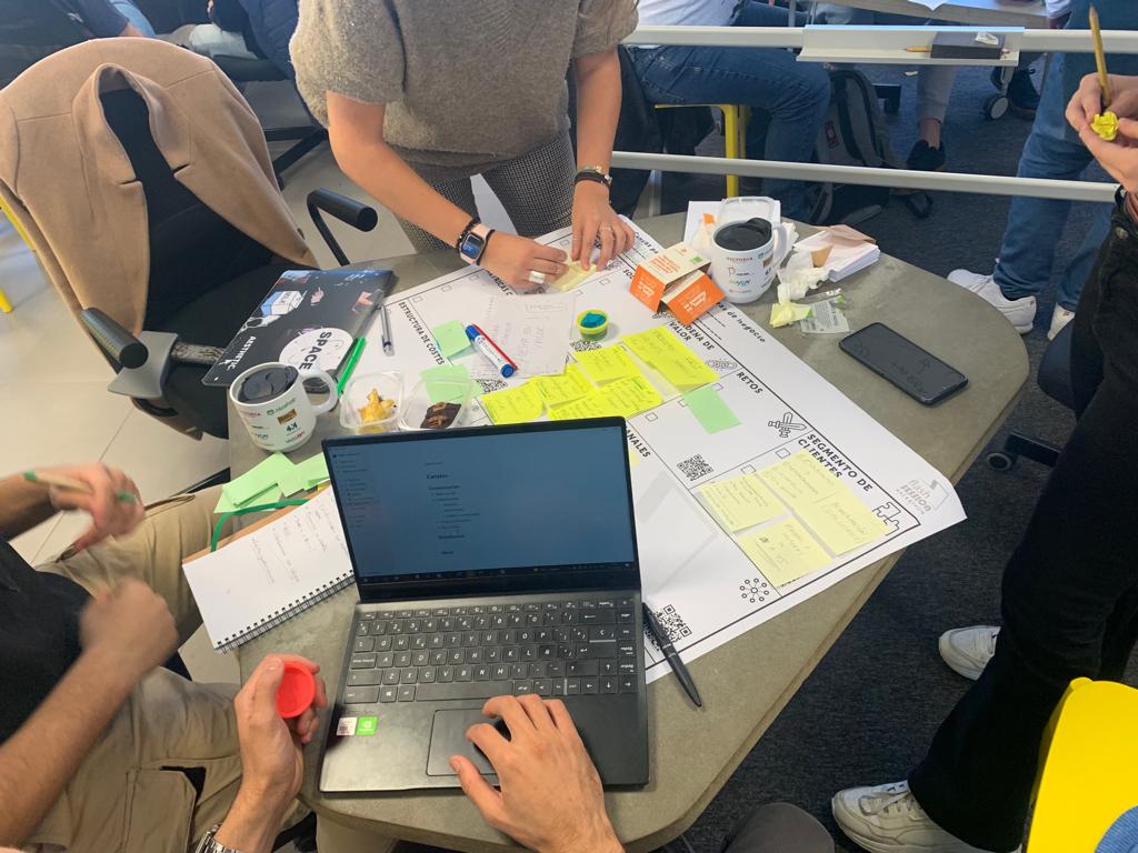 rf_ventura's tweet photo. @linkbyuma Esta mañana después de un desayuno #mindfullnes nuestros equipos de⚡️#FlashSession⚡️han seguido avanzando en sus proyectos con la ayuda de nuestros mentores 💪
Esta tarde tendremos la entrega de premios🏆 y disfrutaremos de una cena #networ… https://t.co/JymguDCXAQ