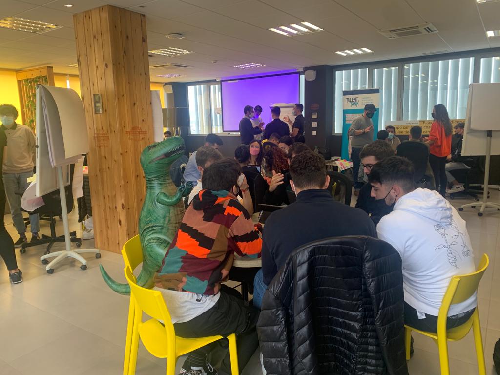 rf_ventura's tweet photo. @linkbyuma Esta mañana después de un desayuno #mindfullnes nuestros equipos de⚡️#FlashSession⚡️han seguido avanzando en sus proyectos con la ayuda de nuestros mentores 💪
Esta tarde tendremos la entrega de premios🏆 y disfrutaremos de una cena #networ… https://t.co/JymguDCXAQ
