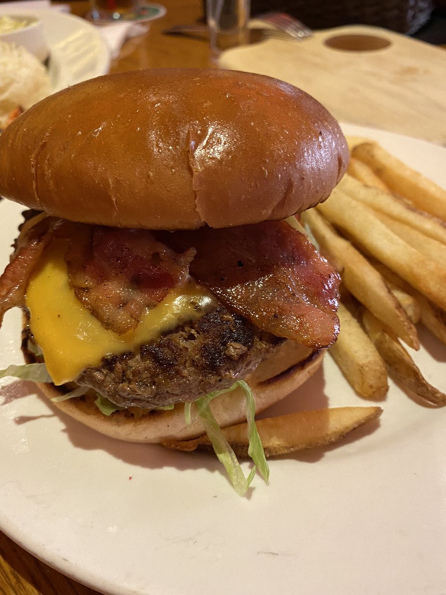 グラコロと呟いといてそれを忘れて別のバーガー食べている自分、、
しっかり写真とか撮っちゃってる自分、、
情けないです!!!!