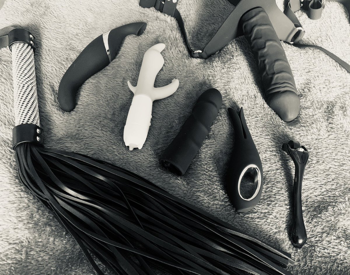 MrandMrsBowmore's tweet photo. • FAVORIETE MIDDAG-BEZIGHEID •
Afgelopen zaterdag tijdens de Ladiesnight Homeparties nieuwe speeltjes besteld, vandaag binnengekomen en gelijk uitproberen. 

#pleasure #forhim #forher #pleasurefortwo #naughty #pegging #sensualdomination #makinglove #orjustfucking https://t.co/u0iAZPbtWY