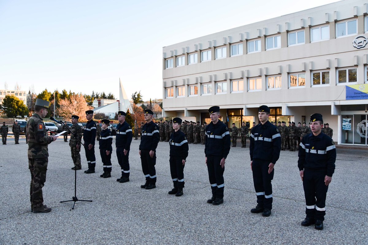 CDC_1eRCA's tweet photo. Suite et fin de la visite du GBR Pinon avec la montée solennelle de nos couleurs, la mise à l’honneur de pompiers des forces terrestres pour une action de feu, et une découverte de la précision et de l’efficacité du tir Griffon. @COM_E2CIA #PrepaOps #TransfoScorpion https://t.co/2iBsougcDZ