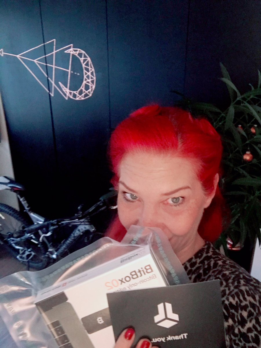 arbadacarbaYK's tweet photo. Alice bought a new toy #BitBox02 #btc #xmascoming https://t.co/rpwZRtaqXU