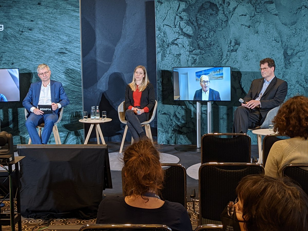 _DNP_'s tweet photo. "Lieferkettenreaktion - Mehr Klimaschutz in die Beschaffung!" mit Dr. Helmut Frieden (@SymriseAG), Joachim von Lüninck (@amcGroup2002), @LaraObst (@climatechoice_), @HelenTacke (@io_cozero) &amp; Prof. Dr. Julia Hartmann (@EBSuniversitaet); Moderation @AchimDercks (@DIHK_News) #DNP14 https://t.co/3arLCgeCPk
