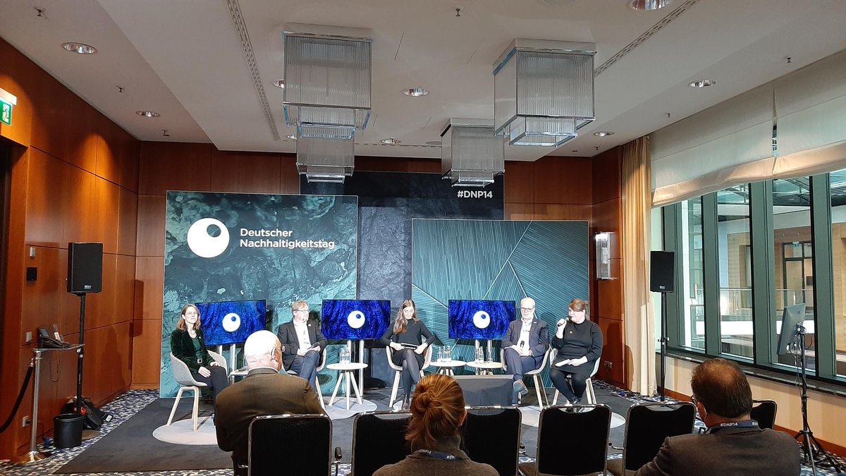 Um #Kommunen nachhaltig zu gestalten, ist Partizipation zwingend notwendig - so Martin Hückeler von der <a href="/Klingenstadt/">Klingenstadt Solingen</a> #Solingen beim <a href="/_DNP_/">Deutscher Nachhaltigkeitspreis</a> . Im Dialogforum ging es darum, wie Kommunen durch Vernetzung mehr erreichen können &amp; was sie zur Umsetzung der #Agenda2030 brauchen.
#DNP14