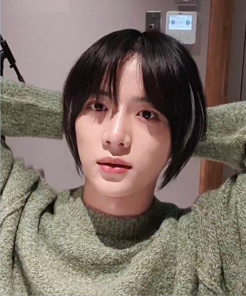 JINNI3LVR's tweet photo. beomgyu from tomorrow x together said on his live tonight that he is close with jeongin and they often hang out together with their 01 liner besties : heeseung of enhypen and jimin of justb! https://t.co/1iquskcX3e