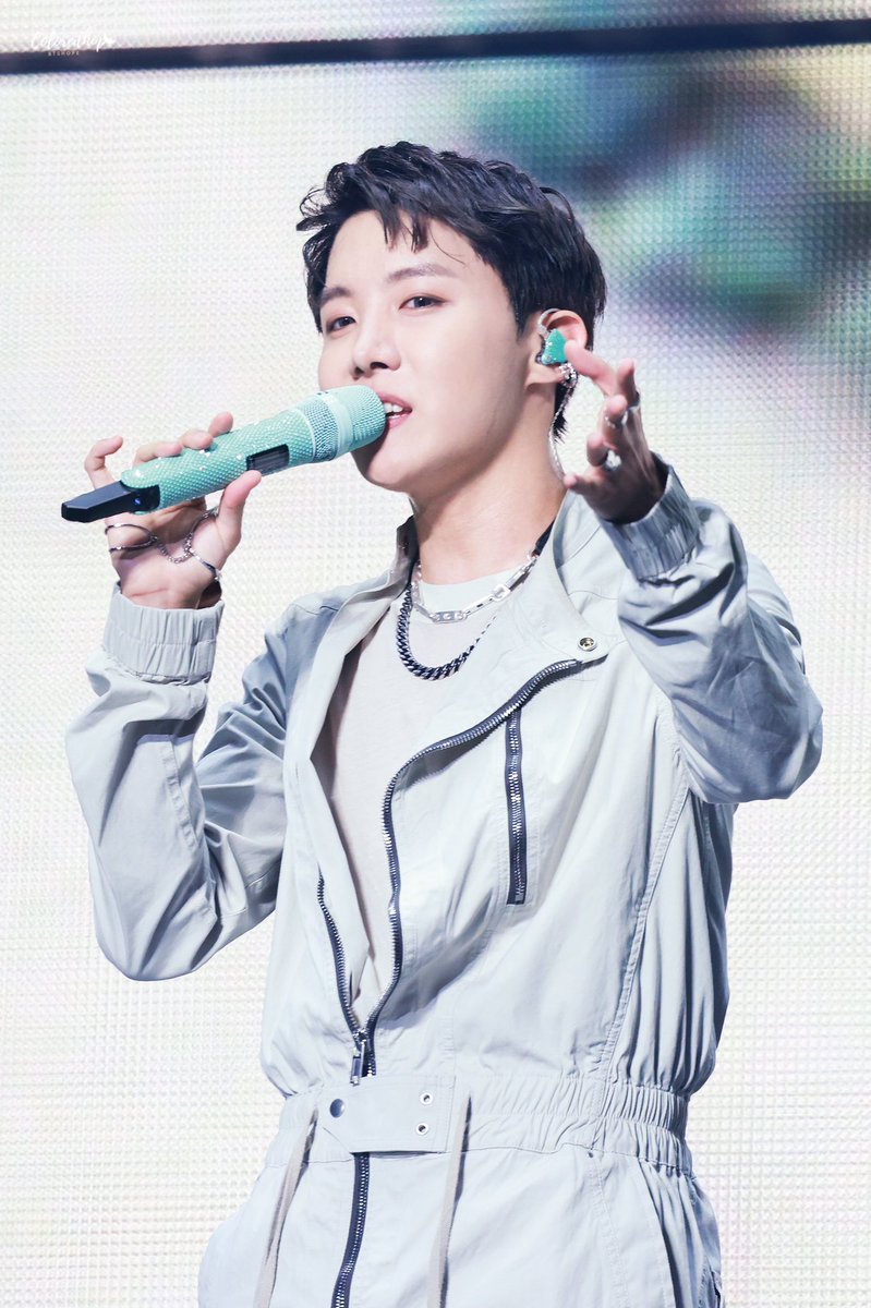 colored_hope's tweet photo. 211201 LA DAY3

#jhope #제이홉 #호석 
 #정호석 #호비 #BTS     
 #방탄소년단      #hobi https://t.co/UNV52ZtwFB