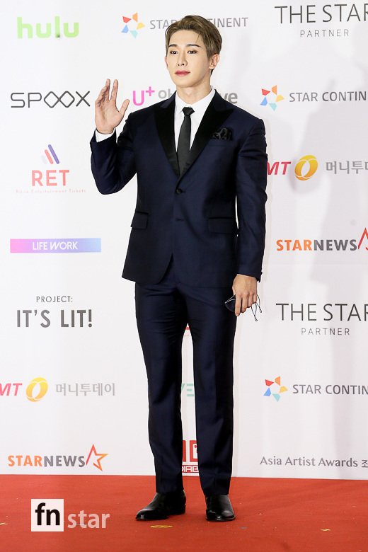 100toyou's tweet photo. [포토] 원호, ‘근엄한 손인사’
https://t.co/baoKnGNh1W

[포토] 2021AAA 가수 원호 "반가워요"
https://t.co/c7mI98WL7N

[포토] #원호 , 독보적인 존재감
https://t.co/Hxfg2Xb6R5

[today포토] 원호, ‘수트안에 감춰진 근육’ (2021 AAA)
https://t.co/SfTVaORhPz https://t.co/XeSd3HECeg
