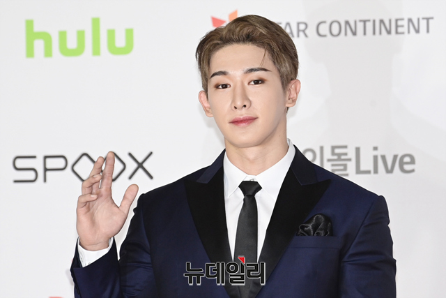 100toyou's tweet photo. [포토] 원호, ‘근엄한 손인사’
https://t.co/baoKnGNh1W

[포토] 2021AAA 가수 원호 "반가워요"
https://t.co/c7mI98WL7N

[포토] #원호 , 독보적인 존재감
https://t.co/Hxfg2Xb6R5

[today포토] 원호, ‘수트안에 감춰진 근육’ (2021 AAA)
https://t.co/SfTVaORhPz https://t.co/XeSd3HECeg