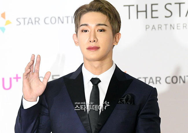 100toyou's tweet photo. [포토] 원호, ‘근엄한 손인사’
https://t.co/baoKnGNh1W

[포토] 2021AAA 가수 원호 "반가워요"
https://t.co/c7mI98WL7N

[포토] #원호 , 독보적인 존재감
https://t.co/Hxfg2Xb6R5

[today포토] 원호, ‘수트안에 감춰진 근육’ (2021 AAA)
https://t.co/SfTVaORhPz https://t.co/XeSd3HECeg