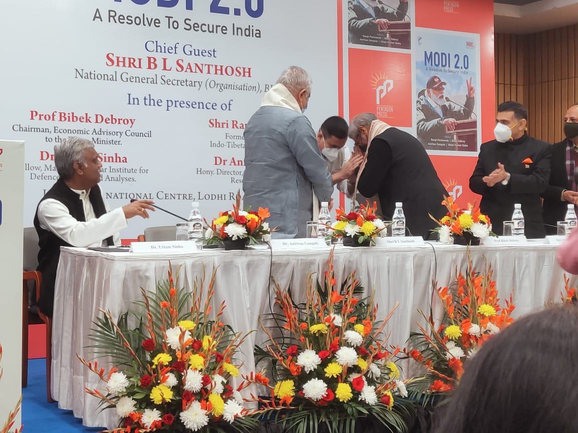 spmrfoundation's tweet photo. Hony. Director SPMRF Dr @anirbanganguly felicitating the guests on the occasion of book release of "Modi 2.0: A Resolve To Secure India" #IndiaFirst #SecuringIndia https://t.co/eZNb2YJrE3