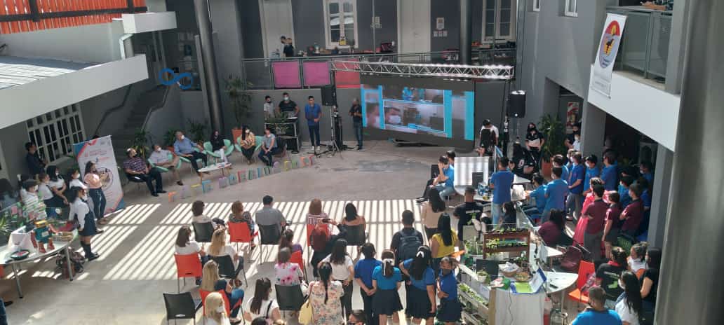 (Ahora) En la Escuela de Robótica acompañamos la exposición final de proyectos #STEMoebius de la Escuela de Robótica realizados por estudiantes y docentes durante el año.