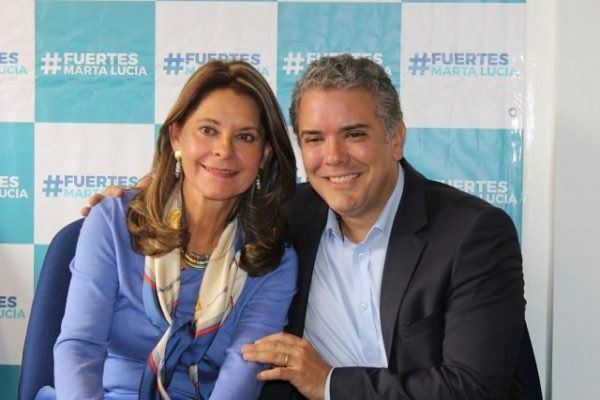 Pfrobledo's tweet photo. La inutilidad de @mluciaramirez como Canciller se igualó a su inutilidad como @ViceColombia. Es inexplicable lo que está pasando con la expedición de los pasaportes. Ni eso tan sencillo, que funcionaba perfectamente, fueron capaces de conservar en este sin gobierno de @IvanDuque https://t.co/XjLDSpKgjO