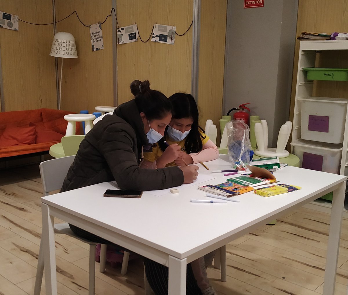 #CPIMadrid
Coincidiendo con el Dia Internacional contra la Violencia Machista, inició #CaminandoJuntas. Un grupo, dentro del programa #CaixaProInfancia, en el que participan niños y niñas que han sido expuestos a situaciones de violencia de género junto a sus madres.