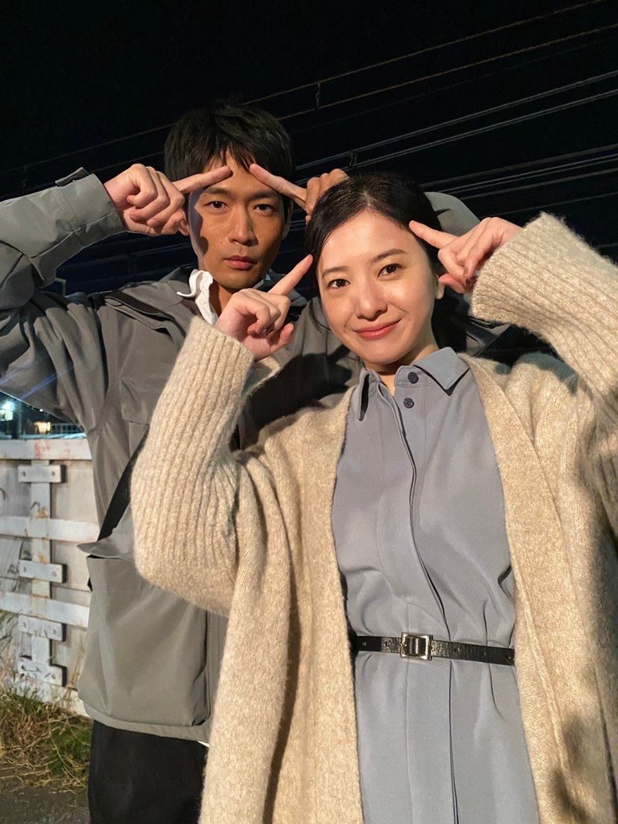 吉高由里子の私服 ドラマ「最愛」のオフショットです。 くすんだ 吉高由里子の私服 ドラマ「最愛」のオフショットです。 くすんだ