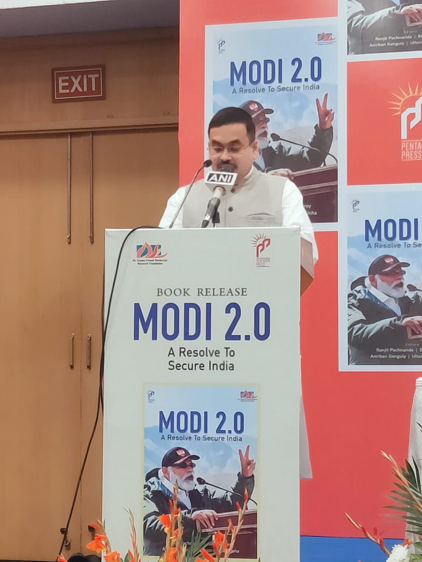 spmrfoundation's tweet photo. Welcome address by Hony. Director SPMRF Dr @anirbanganguly at the book release of "Modi 2.0: A Resolve To Secure India" #IndiaFirst #SecuringIndia https://t.co/4BQr5Hf7Qb